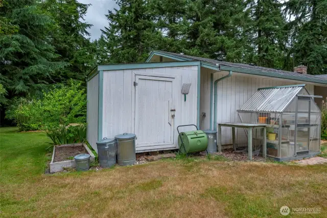 Garden shed on the side of the garage.