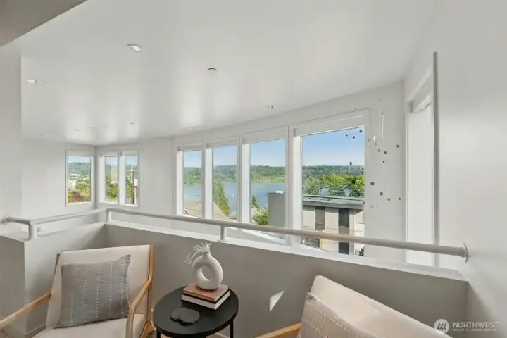 Additional seating area/nook with lake views