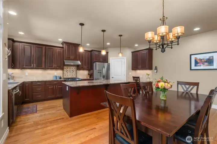 Under cabinet lighting for added ambiance...