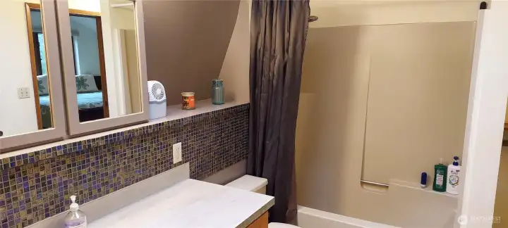 Shared Full bathroom - 2nd Level