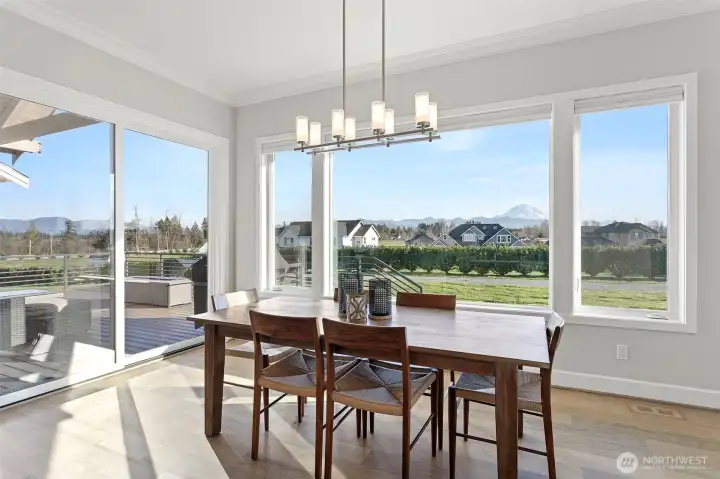 Spacious Eating Nook