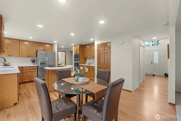 Eating nook 0ff he kitchen