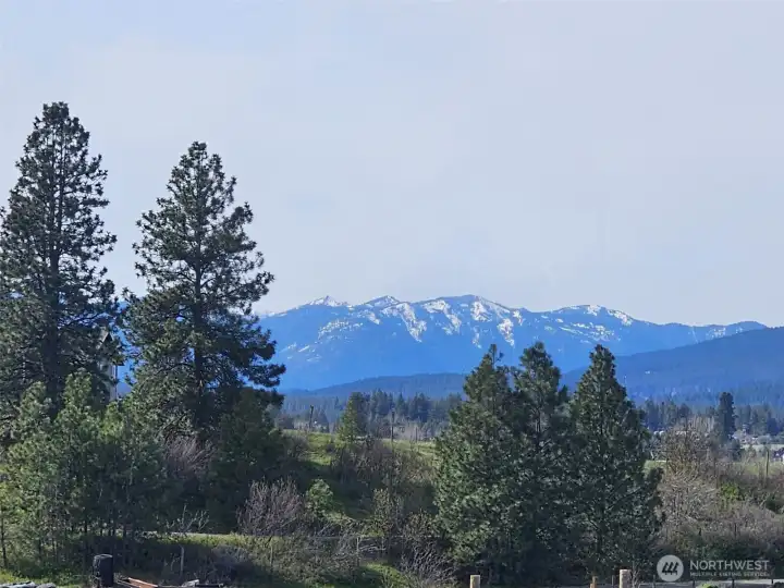 view of the Cascade Mountain Range looking to the west