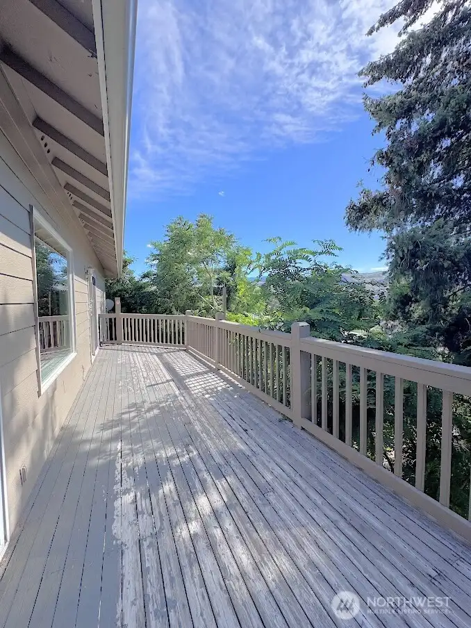 deck spans the back side of house w/amaizing views