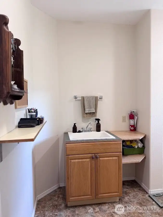 utility room w/laundry sink