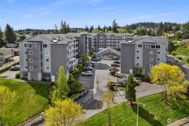 Grand Condos is centrally located, close to restaurants, shopping and access the Everett water front. Top floor 3 bedroom unit has tons of windows and beautiful views of the mountains & city.