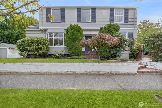 Peaceful neighborhood, extremely walkable!