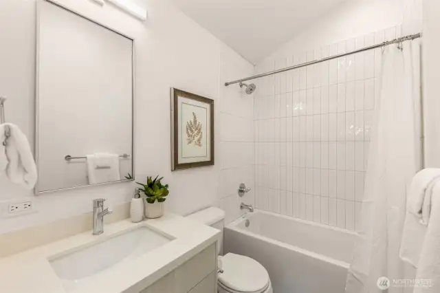 Upper Floor Ensuite Bathroom.