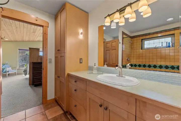 Ensuite primary bathroom with colorful vibe