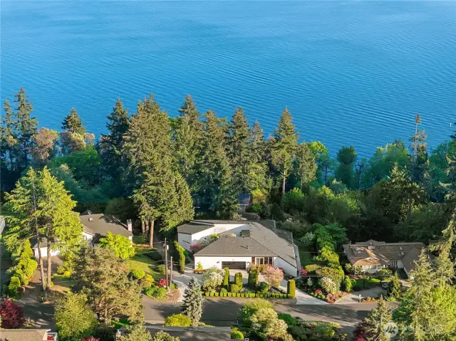 Located on a quiet street in Tam O'Shanter, views of nearby Lake Sammamish will enchant you.