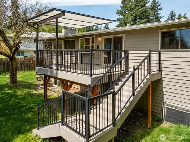 Gorgeous Trex deck leading to backyard.