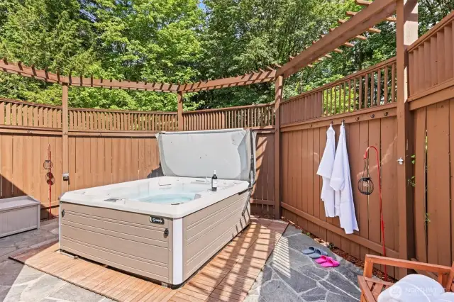 The hot tub is so convenient and chic!