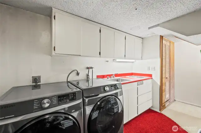 This casual kitchen/laundry offer full lower living options!