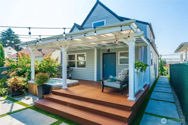 Covered patio w/Lots of room to entertain