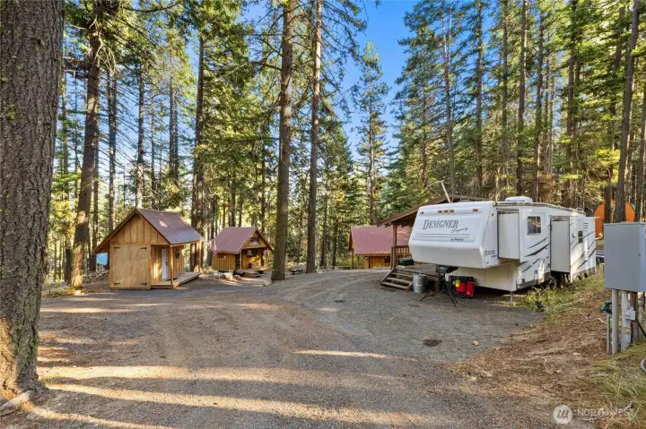 Also included is a 2001 Jayco 5th wheel that provides a kitchen, bathroom, and additional sleeping space.