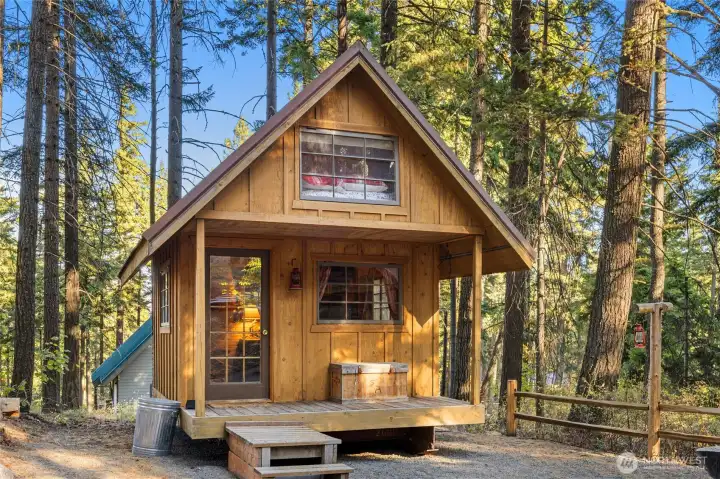 There is a "green" cabin and a "red" cabin. Both are heated and come fully furnished.