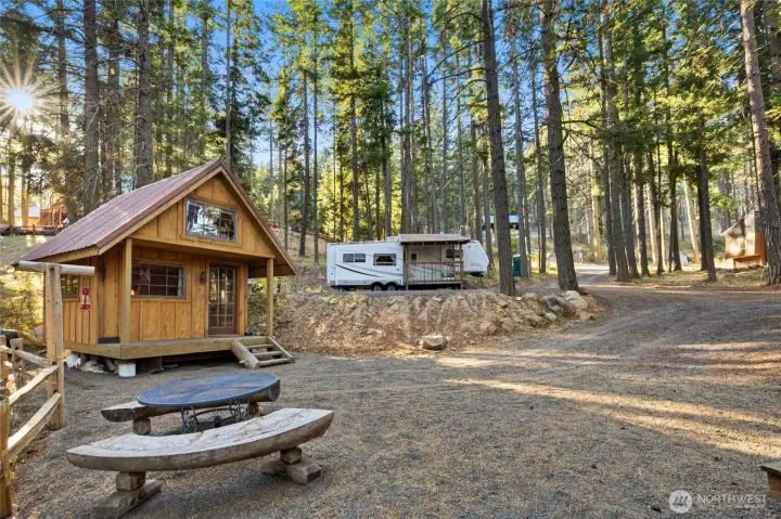 Gathering table between the mini-cabins.