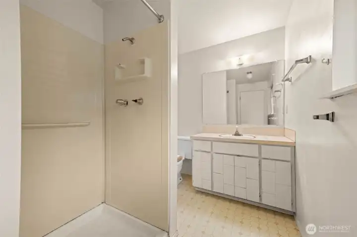 En-suite bath; come bring your imagination.