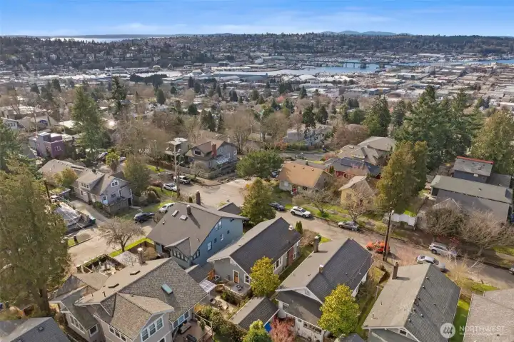 Ideally located in Phinney Ridge, just minutes from Woodland Park Zoo, Green Lake, and countless restaurants, coffee shops, breweries, and parks throughout Phinney, Fremont, and Ballard.