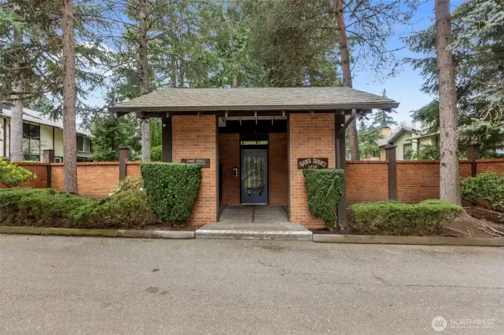 San Souchi:With close proximity to shopping, dining, major commuter routes, and everyday essentials, this property combines tranquil surroundings with urban accessibility—making it a standout opportunity in a highly desirable Bellevue location.