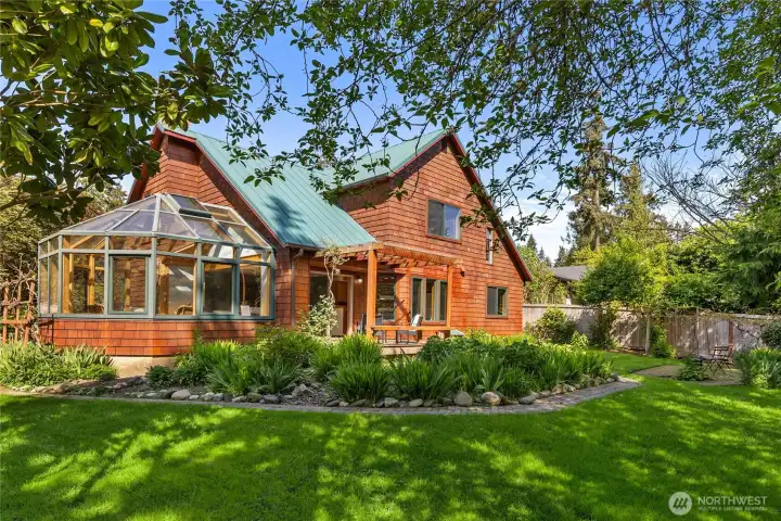 4 bedroom home near Winslow! Sunny yard. Metal roof.