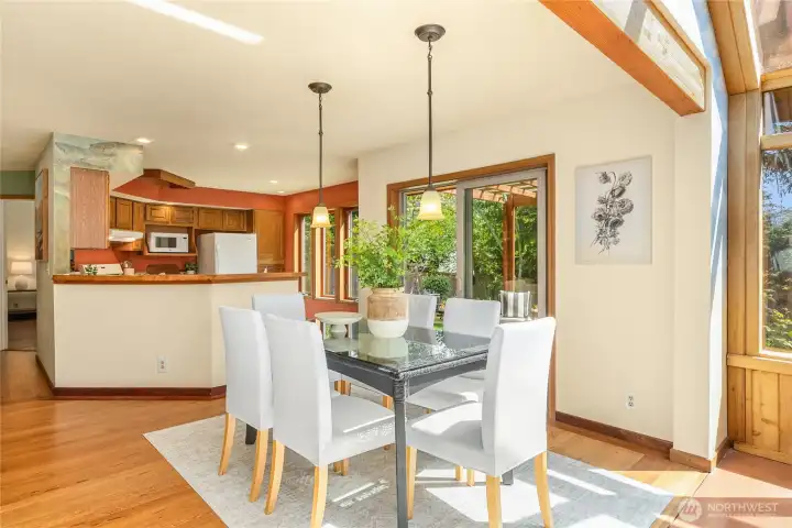 Easy access to dining area from kitchen