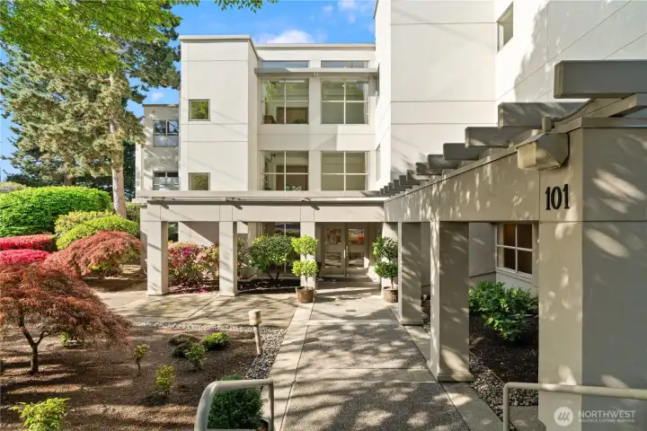Luxurious, fully renovated condo blocks to Meydenbauer Bay.