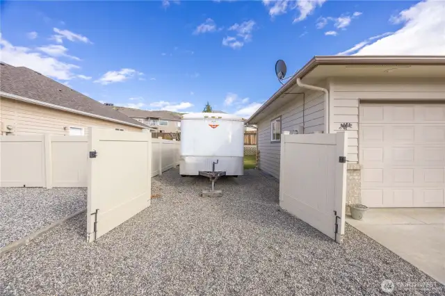 Side gate w/ RV space