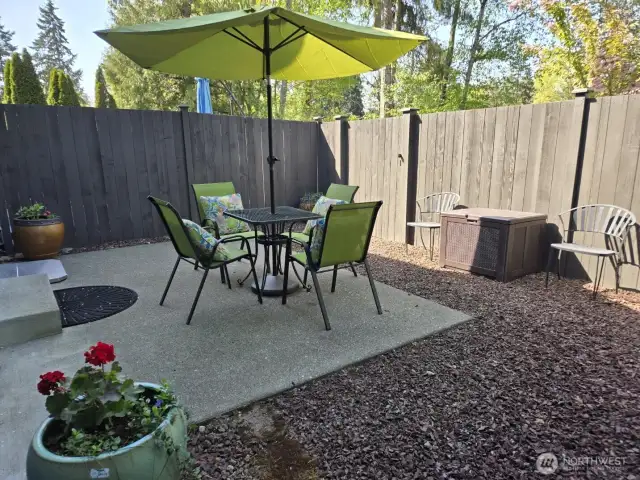 6605 private backyard with BBQ and outdoor furnishings