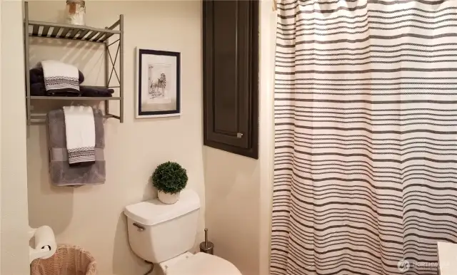 6601 upstairs full bathroom