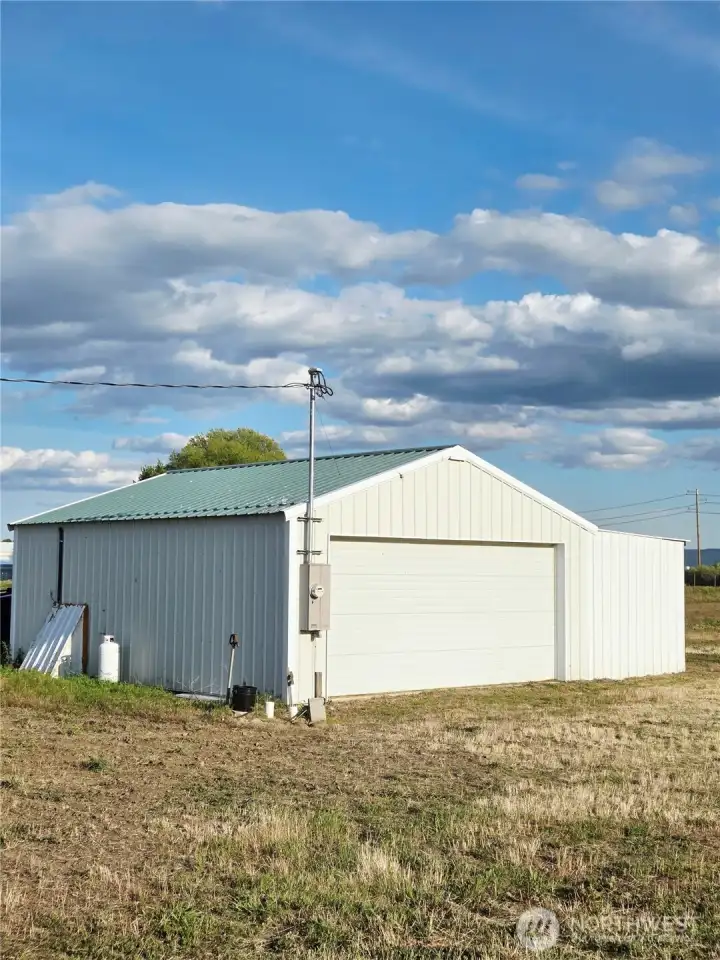 Shop with covered parking on the opposite side