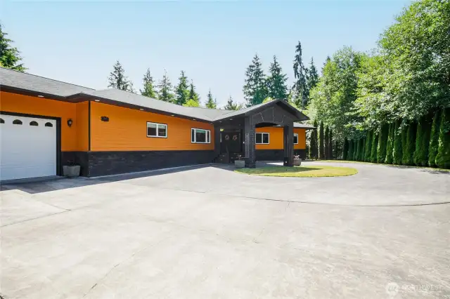 This 2004 built estate boats nearly 3000sqft of mainlevel living plus an additional unit on the lower level that doubles as a giant rec room and entertaining space or a unit to host guests or even potential rental income.