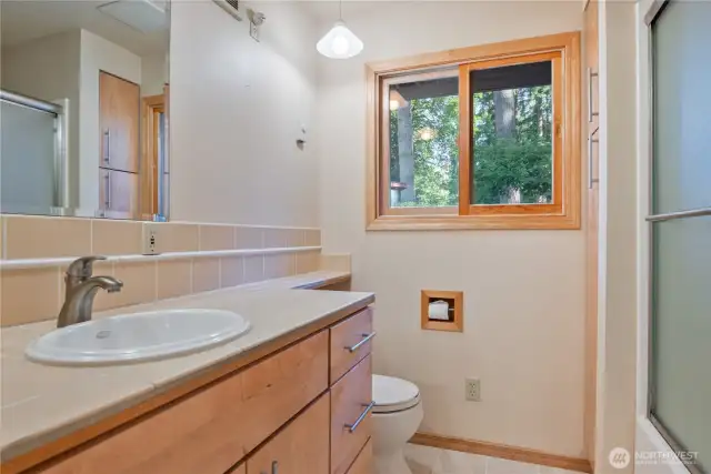 main bathroom with tub/shower