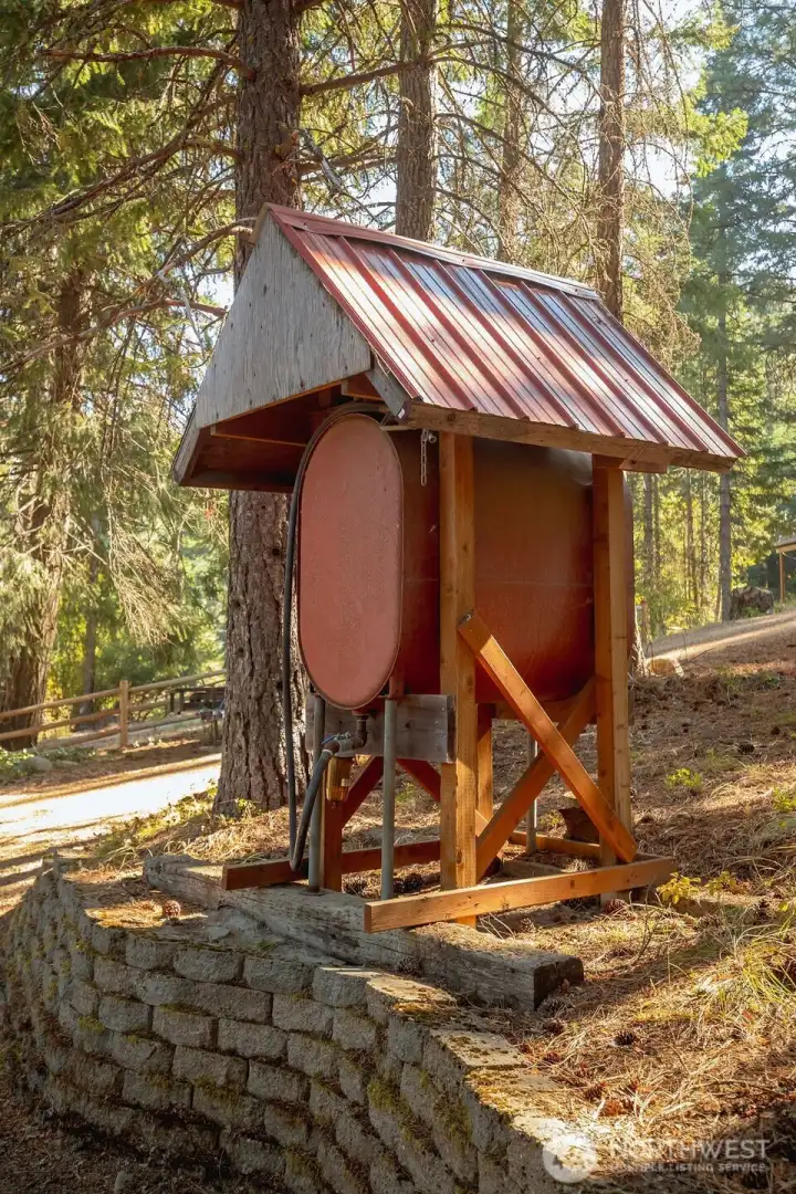 Fuel tank for fueling up snowmobiles