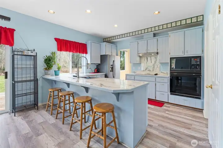 You will enjoy cooking in this spacious kitchen! Love the polished porcelain counters~