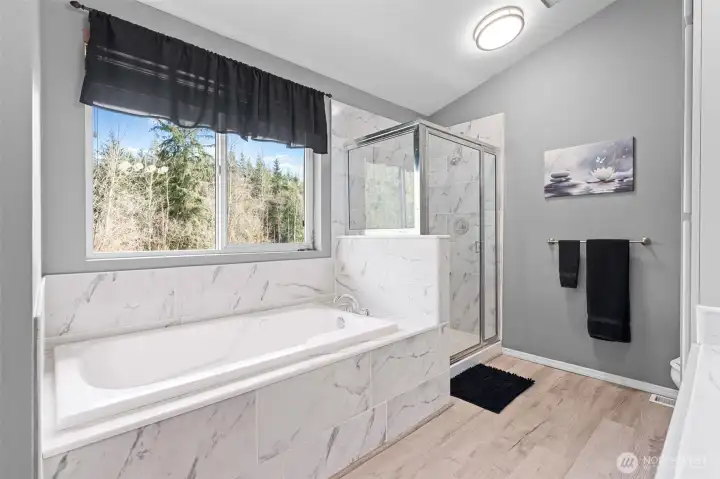 You'll love this primary bathroom!