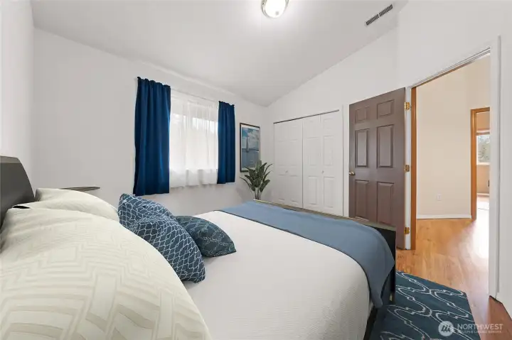 Here is another view of the 3rd bedroom~