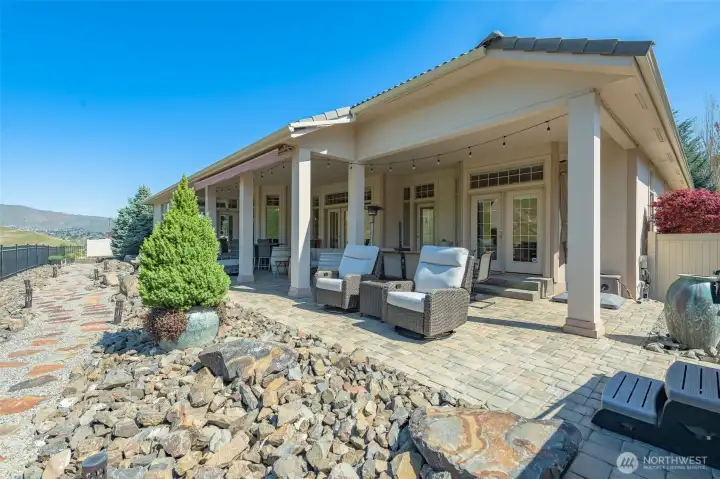 Oversized hot tub perfectly positioned to take in stunning canyon views & views of Sunnyslope and sunsets.