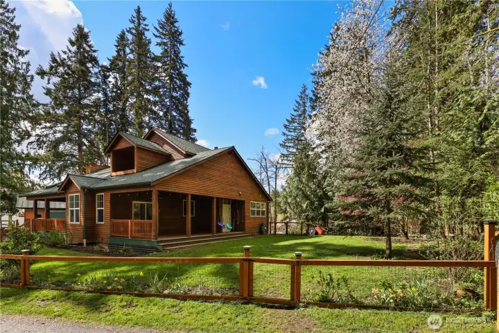 absolutely charming, fully fenced in