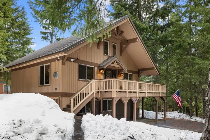 Another view of the front of this amazing cabin.