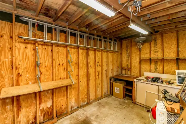 Storage shed w/power
