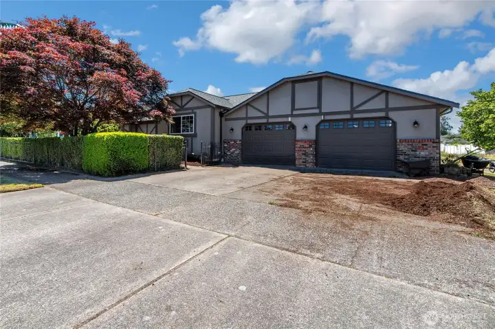 HUGE 4 car garage. The garage is 2 cars deep, making it perfect for your hobbies, cars, or workshop! HUGE 4 car garage. The garage is 2 cars deep, making it perfect for your hobbies, cars, or workshop!