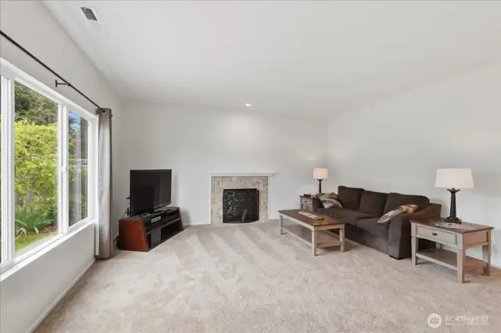 Huge Family Room..Lucious New Carpet & Freshly Painted