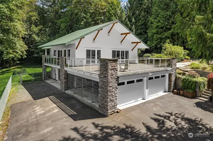Perfect Redmond location -house virtually painted