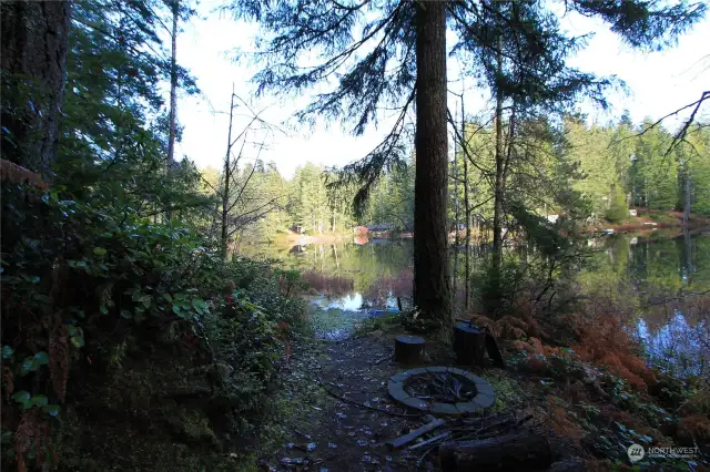 At the lakeside you will find a firepit as well as easy access to the lake.