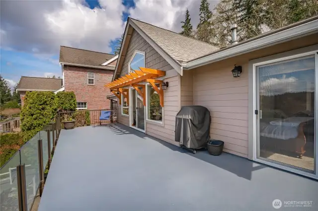 Front deck with natural gas hookup