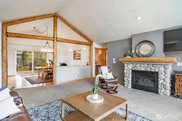 Custom natural gas fireplace and vaulted ceilings in living room area.