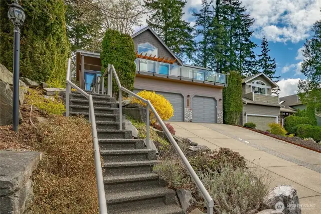 No need to worry about the snow ! Nice , wide stairs with handrails to guide you during those brief winter days.