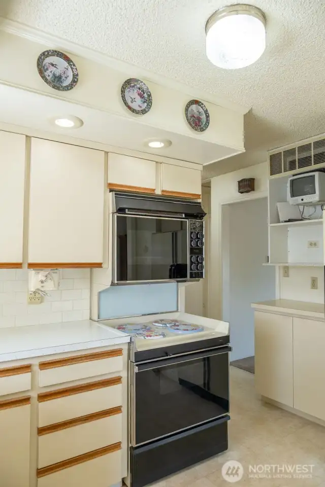 custom built in kitchen cabinets