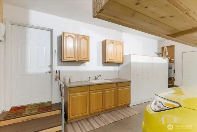 Garage - sink/built-ins